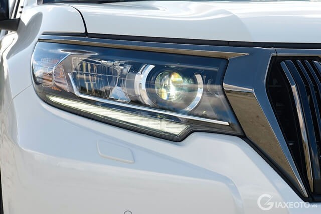 den-truoc-xe-toyota-prado-2022