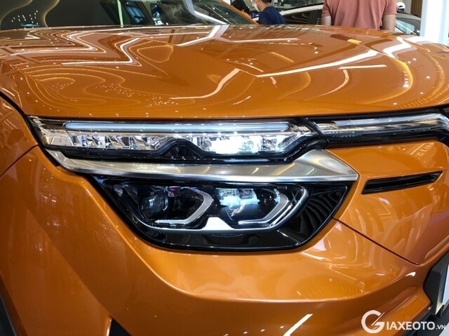 den-truoc-xe-vinfast-vf8