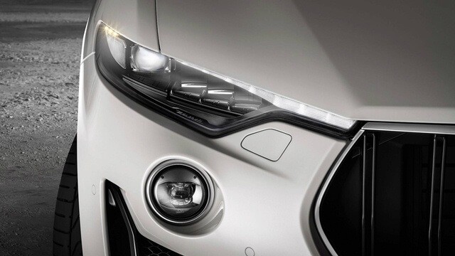 den-xe-maserati-levante