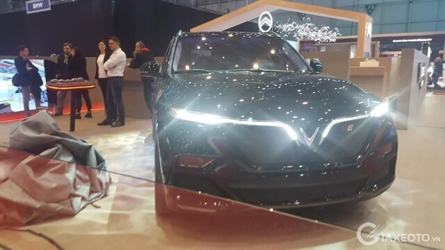 den-xe-vinfast-lux-v8