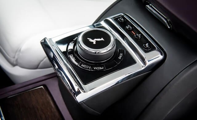 dieu-khien-ghe-sau-Rolls-Royce-Phantom-8