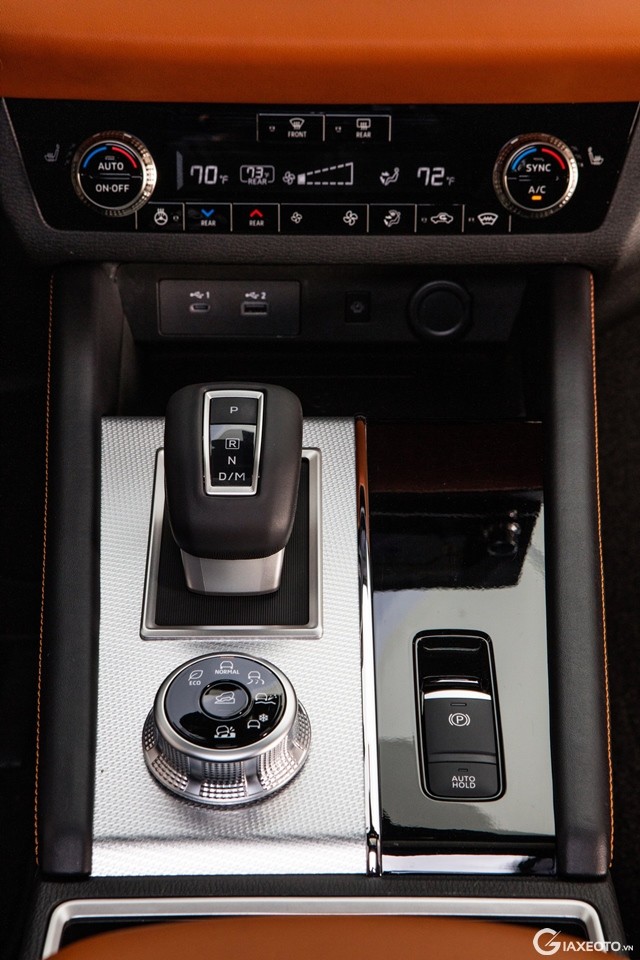 dieu-khien-trung-tam-xe-Mitsubishi-Outlander-2024