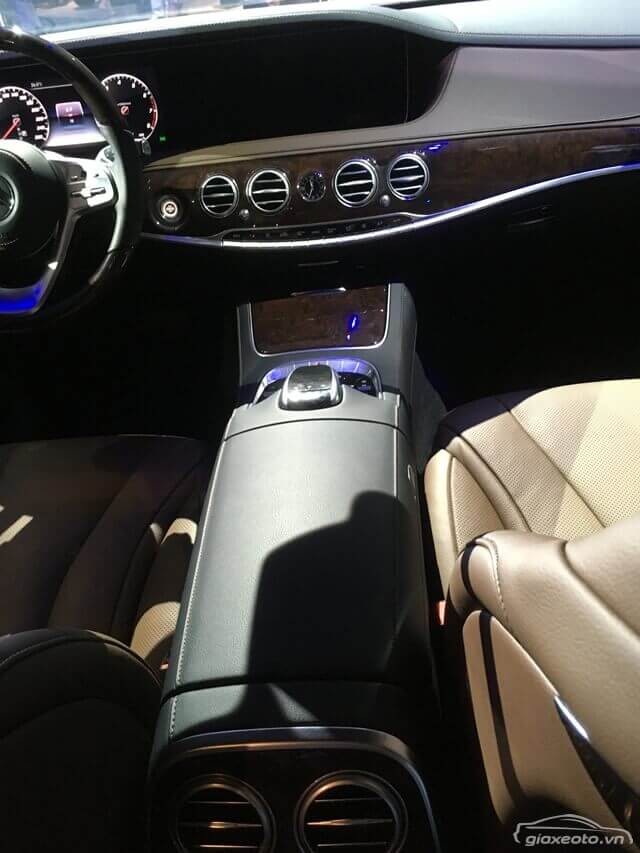khu-vuc-dieu-khien-trung-tam-xe-Mercedes-Benz-S450