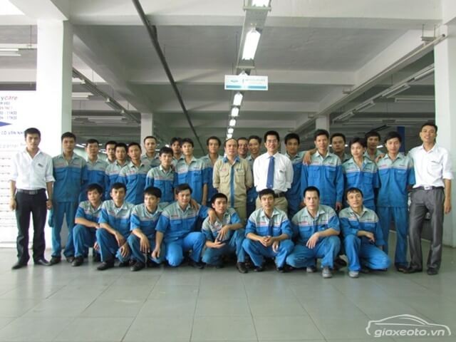 doi-ngu-ky-thuat-vien-dai-ly-ford-vinh