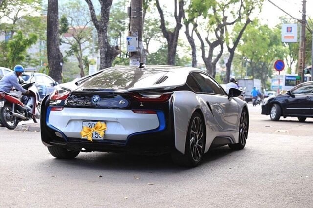 duoi-xe-bmw-i8-tai-viet-nam