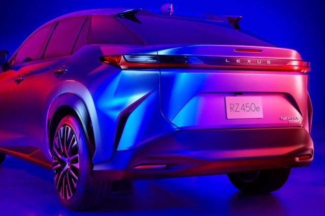 duoi-xe-lexus-rz-450e