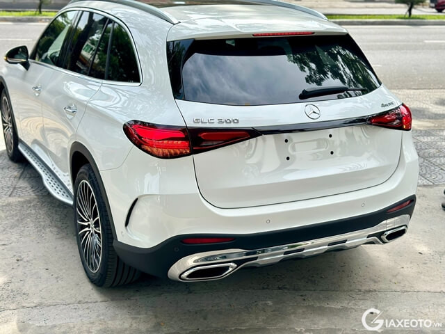 Mercedes-Benz-GLC-300-2025-duoi-xe