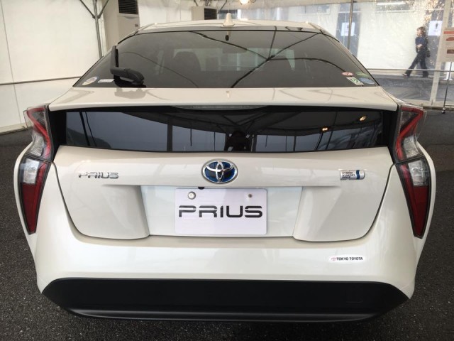 duoi-xe-toyota-prius-hybrid