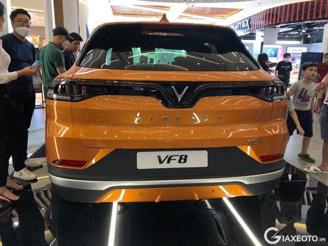 duoi-xe-vinfast-vf8-mau-vang