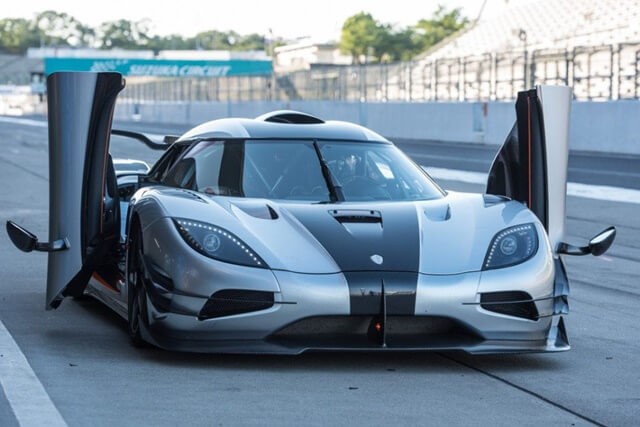gia-xe-Koenigsegg-one-1
