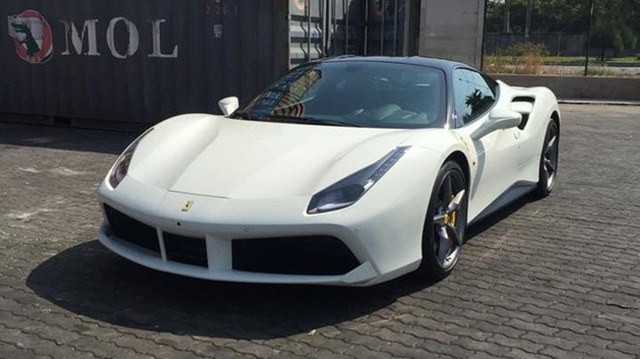 gia-xe-ferrari-488-gtb-mau-trang