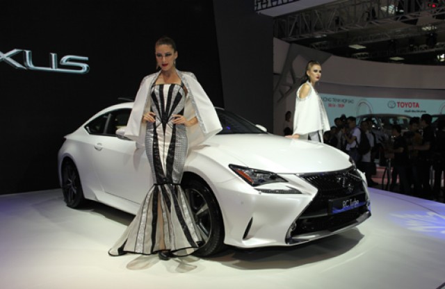 gia-xe-lexus-rc300