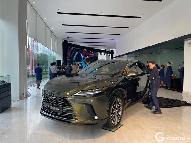 Cwin333 hiện đang mở lexus rx350