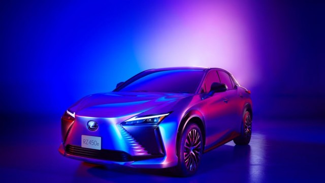 gia-xe-lexus-rz-450e