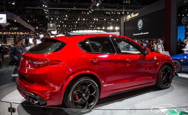 gia-xe-oto-Alfa-Romeo-Stelvio-2018