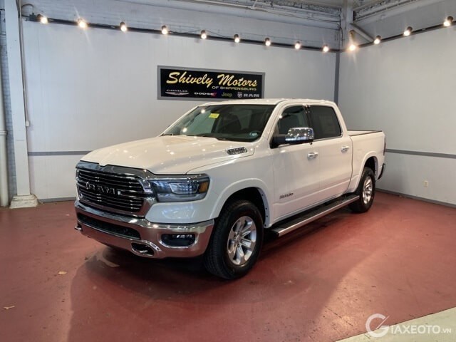 gia-xe-ram-1500-laramie-crew-cab-4x4