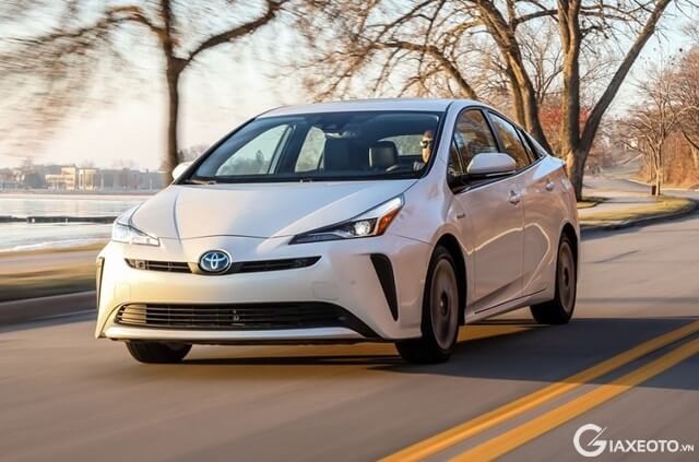 gia-xe-toyota-prius-hybrid