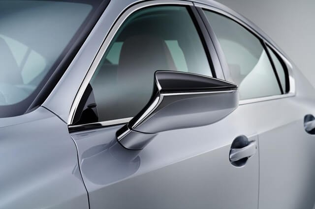 guong-chieu-hau-ngoai-xe-lexus-is-350