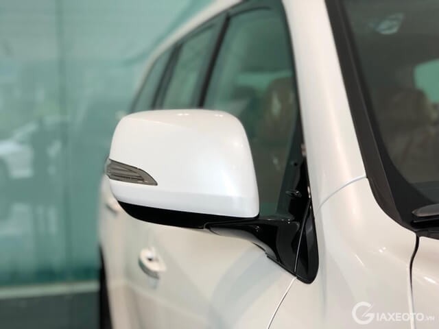guong-chieu-hau-ngoai-xe-lexus-lx570