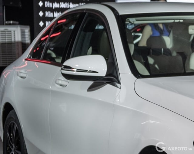guong-chieu-hau-ngoai-xe-mercedes-benz-c180