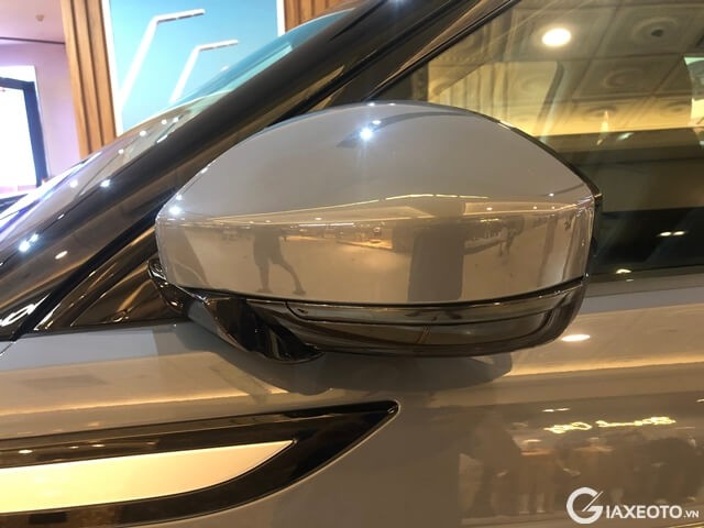 guong-chieu-hau-ngoai-xe-range-rover-evoque-2023