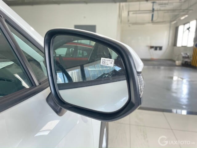 guong-chieu-hau-ngoai-xe-toyota-cross-2022