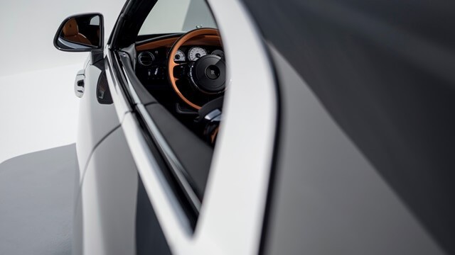 guong-chieu-hau-rolls-royce-wraith