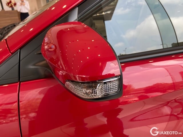 guong-chieu-hau-xe-toyota-vios-2022