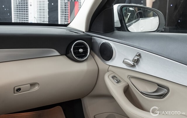 he-thong-am-thanh-xe-mercedes-benz-c180