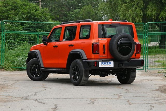 hong-xe-tank-300
