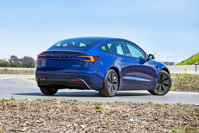 duoi-xe-Tesla-Model-3