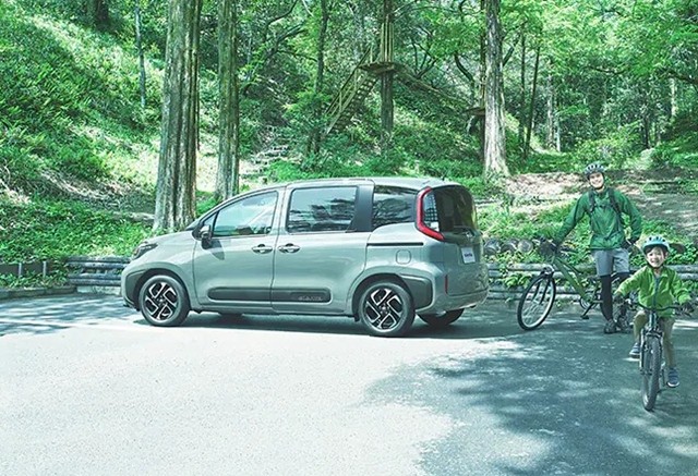 hong-xe-toyota-sienta