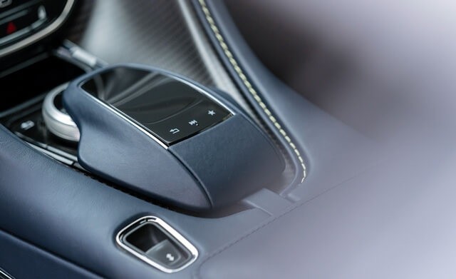 hop-so-xe-aston-martin-db11