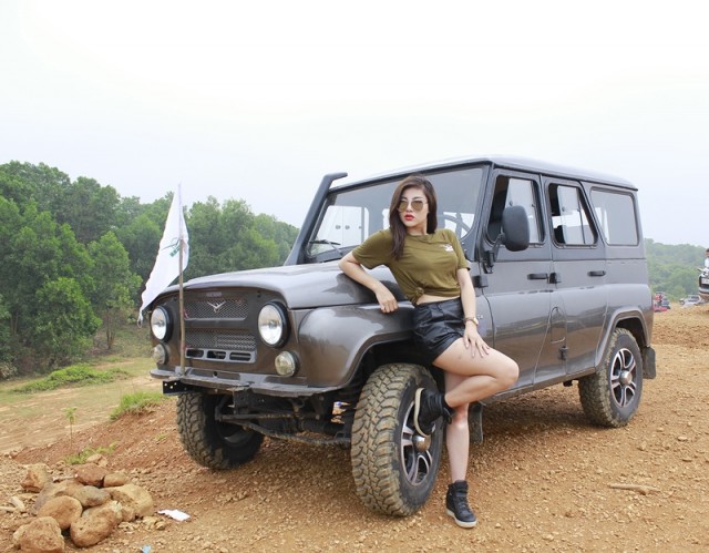 hotgirl-thu-gach-tao-dang-ben-xe-uaz-hunter
