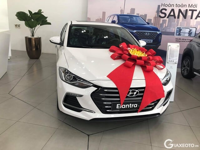 hyundai-elantra-showroom-hyundai-long-an