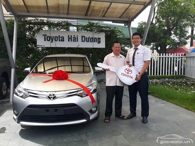 khach-hang-mua-xe-tai-toyota-hai-duong