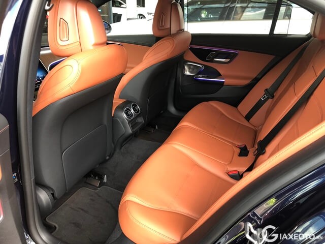 khoang-hanh-khach-xe-mercedes-benz-c200