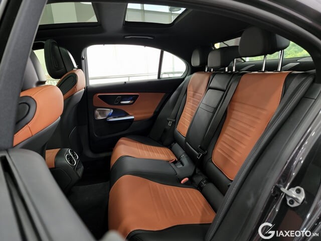 khoang-hanh-khach-xe-mercedes-c300-amg