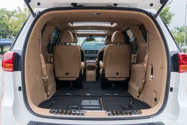khoang-hanh-ly-xe-kia-sedona