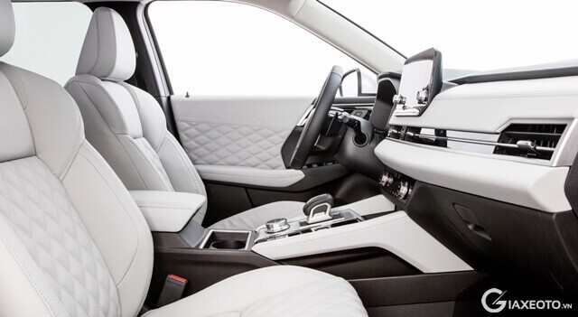 khoang-lai-xe-Mitsubishi-Outlander-2024