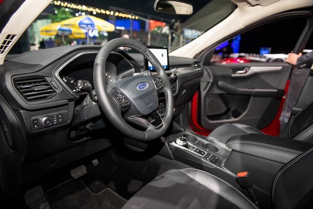 noi-that-khoang-lai-xe-Ford-Escape