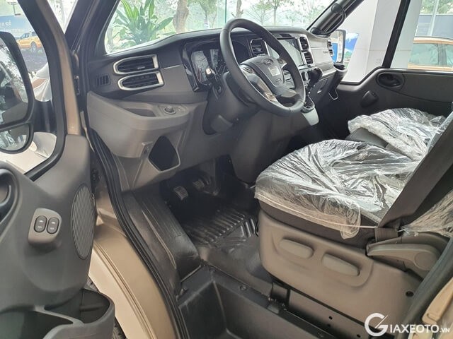 khoang-lai-xe-ford-transit-2023