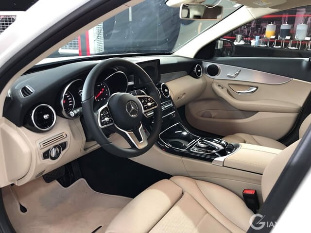 khoang-lai-xe-mercedes-benz-c180