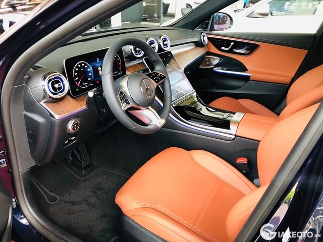 khoang-lai-xe-mercedes-benz-c200