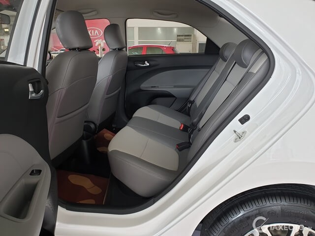 khoang-sau-xe-kia-soluto