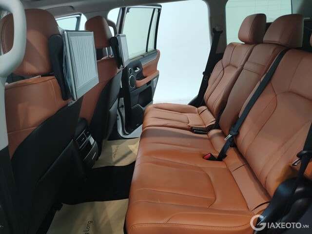 khoang-sau-xe-lexus-lx570