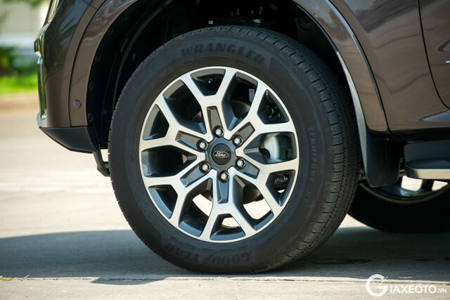 lazang-xe-Ford-Everest-2025