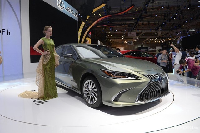 lexus-es300h-the-he-moi-ra-mat-tai-viet-nam