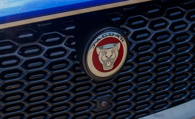 logo-truoc-xe-jaguar-i-pace