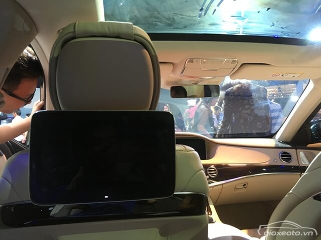 man-hinh-goi-dau-xe-mercedes-benz-s450